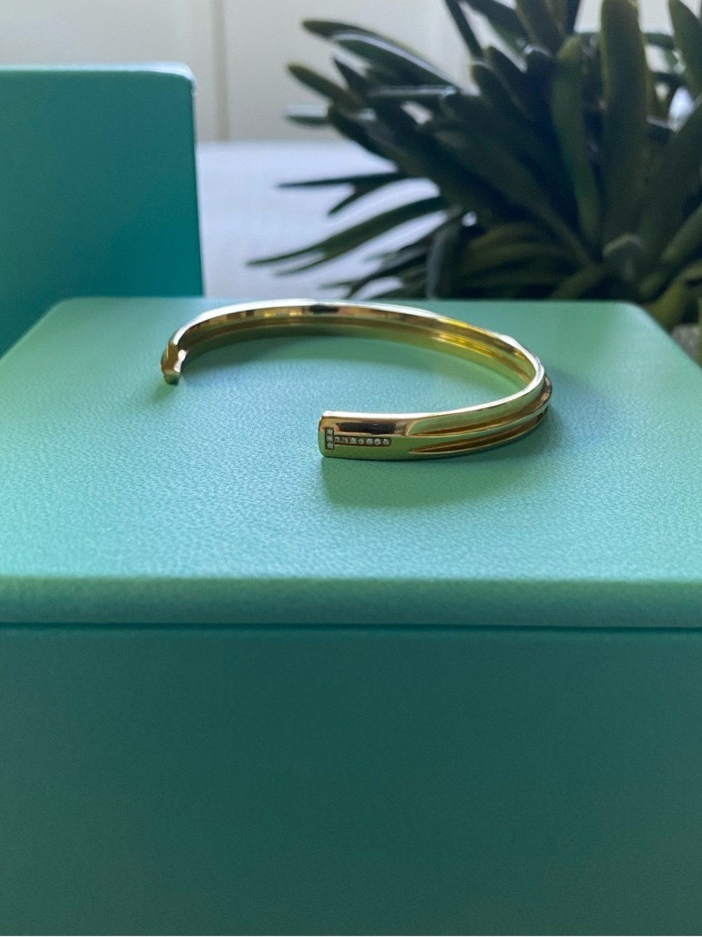 TIFFANY & CO. - 18 Carat Yellow Gold and Diamond Key
T Cuff with Leather Box - Picture 6 of 16